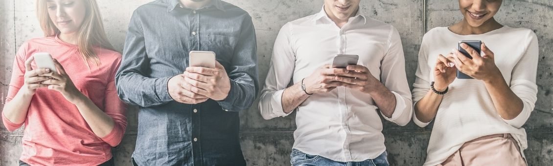 Les jeunes sont sur leurs téléphones